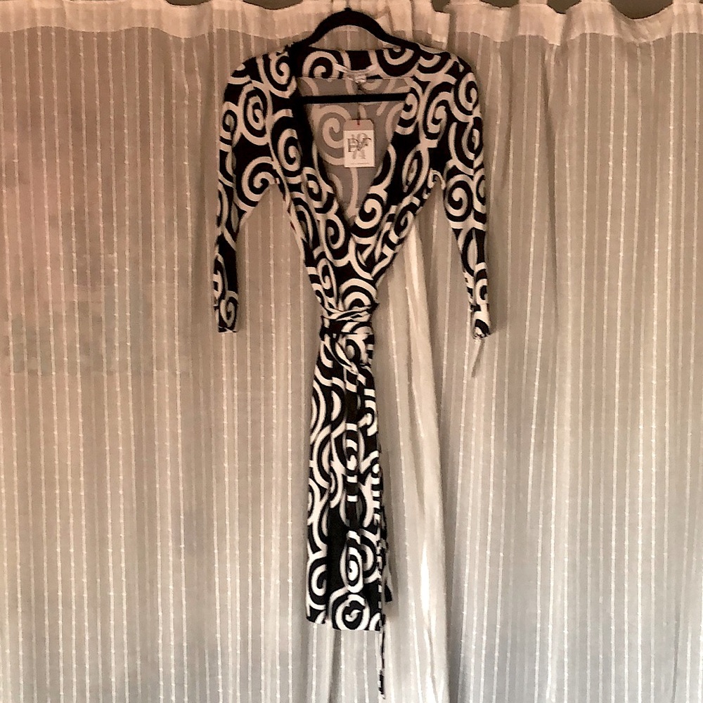NWT Iconic Diane Von Furstenberg Wrap Dress with Swirls